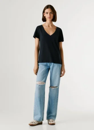 Camiseta con cuello en V y logotipo bordado
