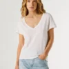 Camiseta con cuello en V y logotipo bordado Camiseta con cuello en V y logotipo bordado