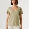 Camiseta con cuello en V y logotipo bordado Camiseta con cuello en V y logotipo bordado