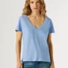 Camiseta con cuello en V y logotipo bordado Camiseta con cuello en V y logotipo bordado