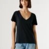 Camiseta con cuello en V y logotipo bordado Camiseta con cuello en V y logotipo bordado