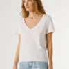 Camiseta con cuello en V y logotipo bordado Camiseta con cuello en V y logotipo bordado