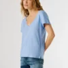 Camiseta con cuello en V y logotipo bordado Camiseta con cuello en V y logotipo bordado
