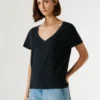 Camiseta con cuello en V y logotipo bordado Camiseta con cuello en V y logotipo bordado