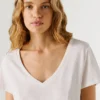 Camiseta con cuello en V y logotipo bordado Camiseta con cuello en V y logotipo bordado