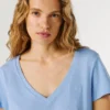 Camiseta con cuello en V y logotipo bordado Camiseta con cuello en V y logotipo bordado