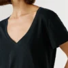 Camiseta con cuello en V y logotipo bordado Camiseta con cuello en V y logotipo bordado