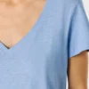 Camiseta con cuello en V y logotipo bordado Camiseta con cuello en V y logotipo bordado