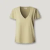Camiseta con cuello en V y logotipo bordado Camiseta con cuello en V y logotipo bordado