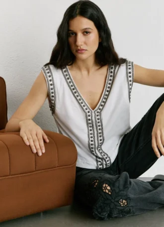 Camiseta con cuello en V y tachuelas