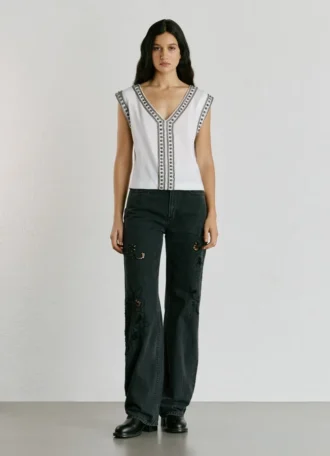 Camiseta con cuello en V y tachuelas
