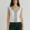 Camiseta con cuello en V y tachuelas Camiseta con cuello en V y tachuelas