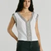 Camiseta con cuello en V y tachuelas Camiseta con cuello en V y tachuelas