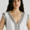 Camiseta con cuello en V y tachuelas Camiseta con cuello en V y tachuelas