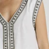 Camiseta con cuello en V y tachuelas Camiseta con cuello en V y tachuelas