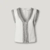 Camiseta con cuello en V y tachuelas Camiseta con cuello en V y tachuelas