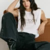 Camiseta con detalle de tachuelas Camiseta con detalle de tachuelas