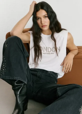 Camiseta con detalle de tachuelas