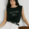Camiseta con detalle de tachuelas Camiseta con detalle de tachuelas