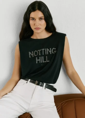 Camiseta con detalle de tachuelas