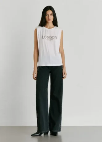 Camiseta con detalle de tachuelas