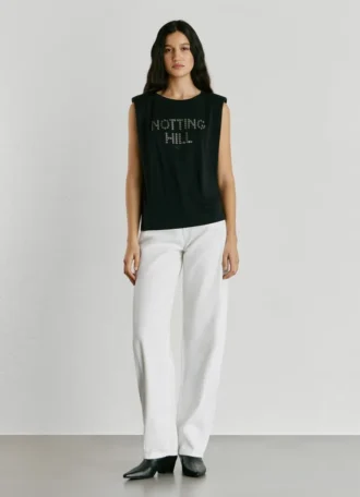 Camiseta con detalle de tachuelas