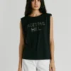 Camiseta con detalle de tachuelas Camiseta con detalle de tachuelas