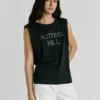 Camiseta con detalle de tachuelas Camiseta con detalle de tachuelas