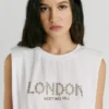 Camiseta con detalle de tachuelas Camiseta con detalle de tachuelas