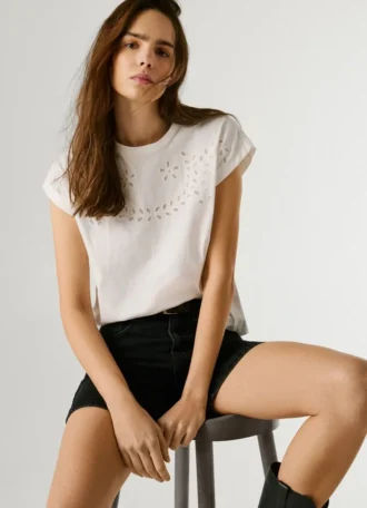 Camiseta con detalles florales calados