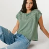Camiseta con detalles florales calados Camiseta con detalles florales calados