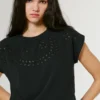 Camiseta con detalles florales calados Camiseta con detalles florales calados