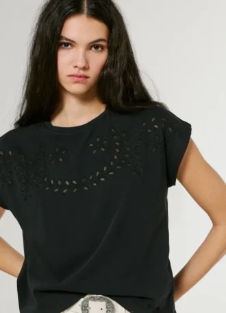 Camiseta con detalles florales calados