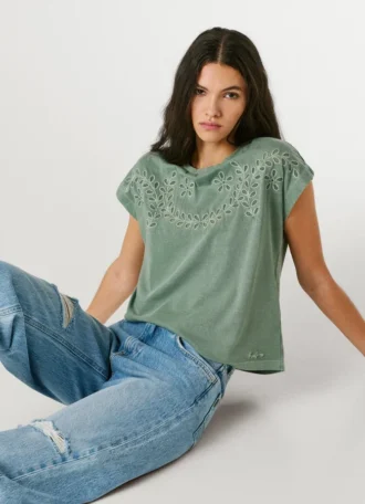 Camiseta con detalles florales calados