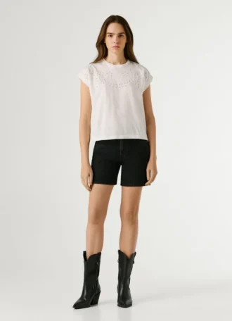 Camiseta con detalles florales calados