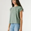 Camiseta con detalles florales calados Camiseta con detalles florales calados