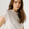 Camiseta con detalles florales calados Camiseta con detalles florales calados