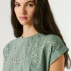 Camiseta con detalles florales calados Camiseta con detalles florales calados