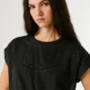 Camiseta con detalles florales calados Camiseta con detalles florales calados