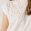 Camiseta con detalles florales calados Camiseta con detalles florales calados
