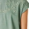Camiseta con detalles florales calados Camiseta con detalles florales calados