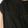 Camiseta con detalles florales calados Camiseta con detalles florales calados