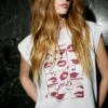 Camiseta con estampado artístico