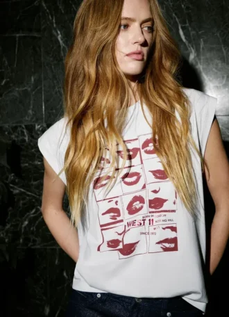 Camiseta con estampado artístico