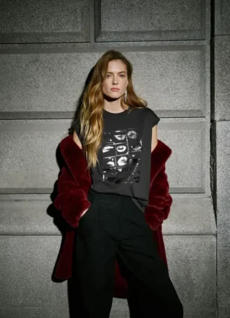Camiseta con estampado artístico
