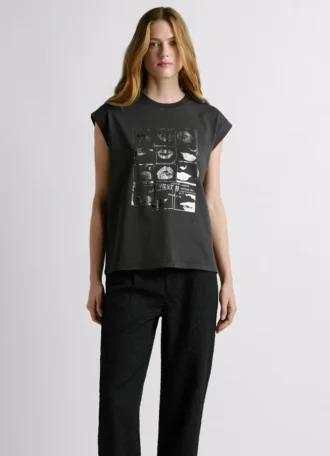 Camiseta con estampado artístico