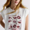 Camiseta con estampado artístico
