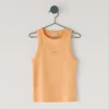 Camiseta con estampado del logotipo y cuello acanalado