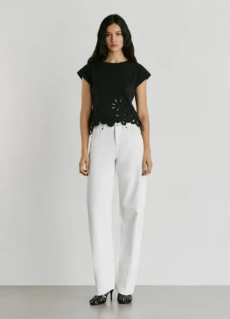 Camiseta con flores caladas
