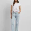 Camiseta con flores caladas Camiseta con flores caladas